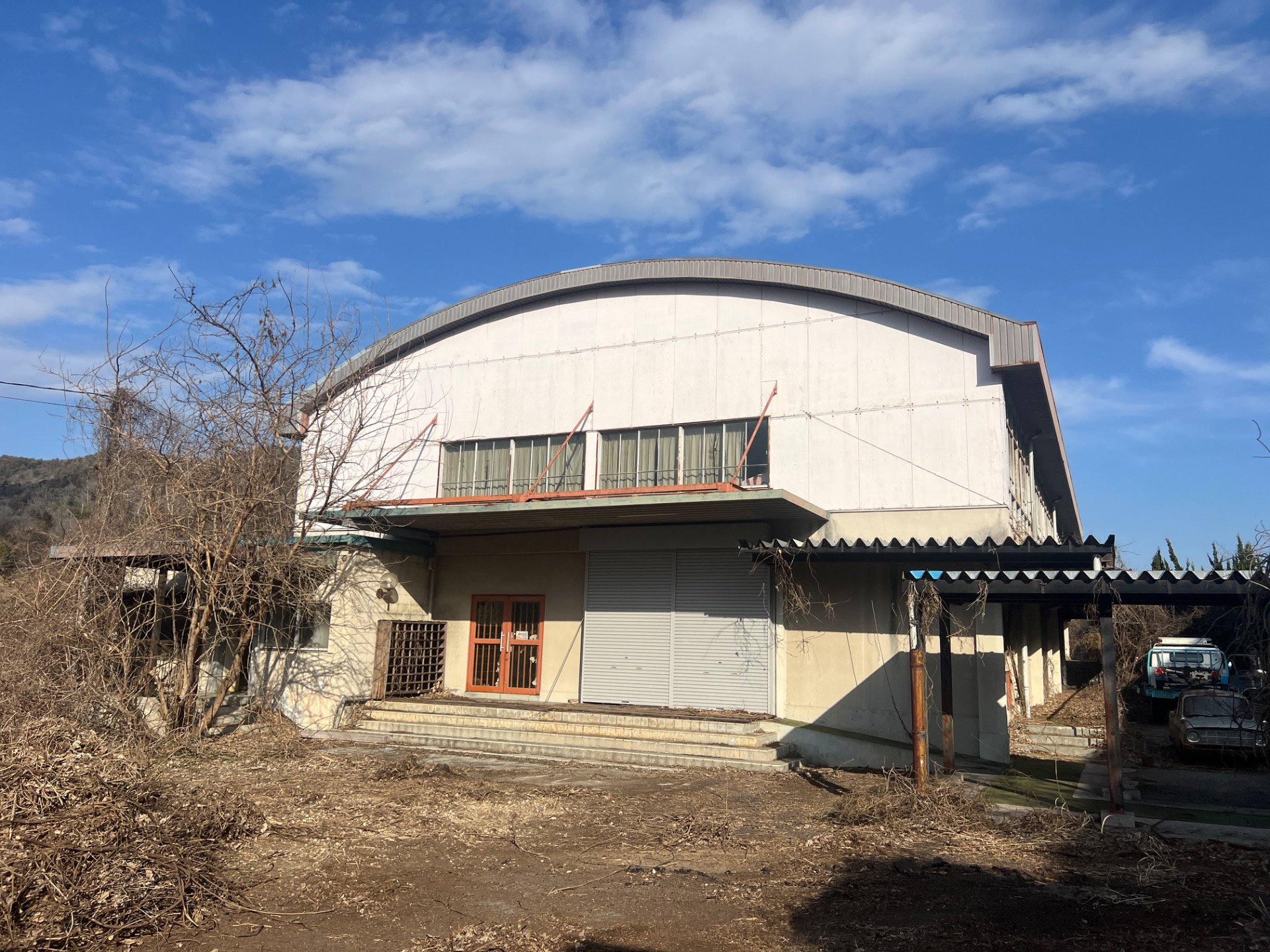 荒れ果てた体育館