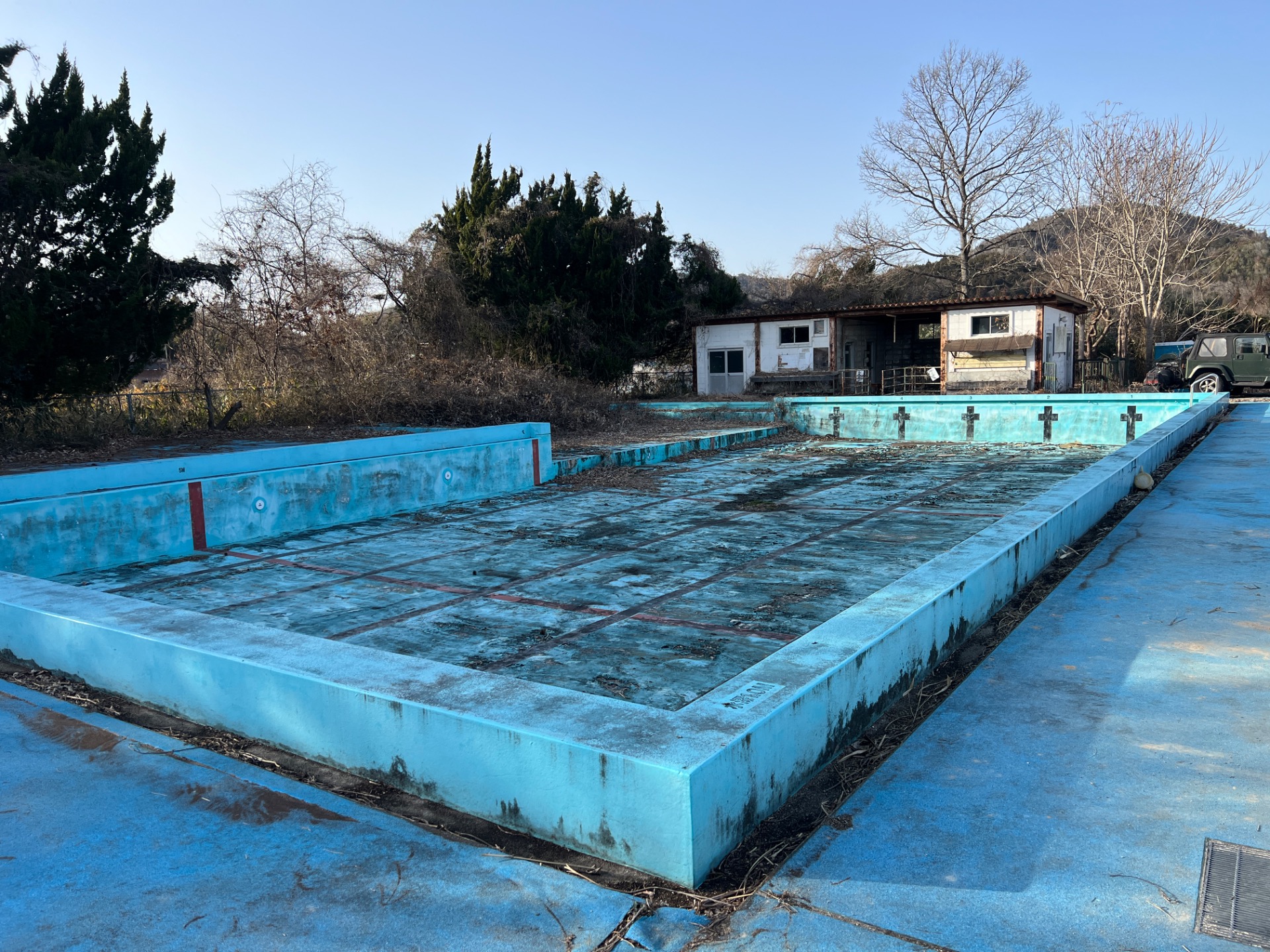 寂れ果てたプール