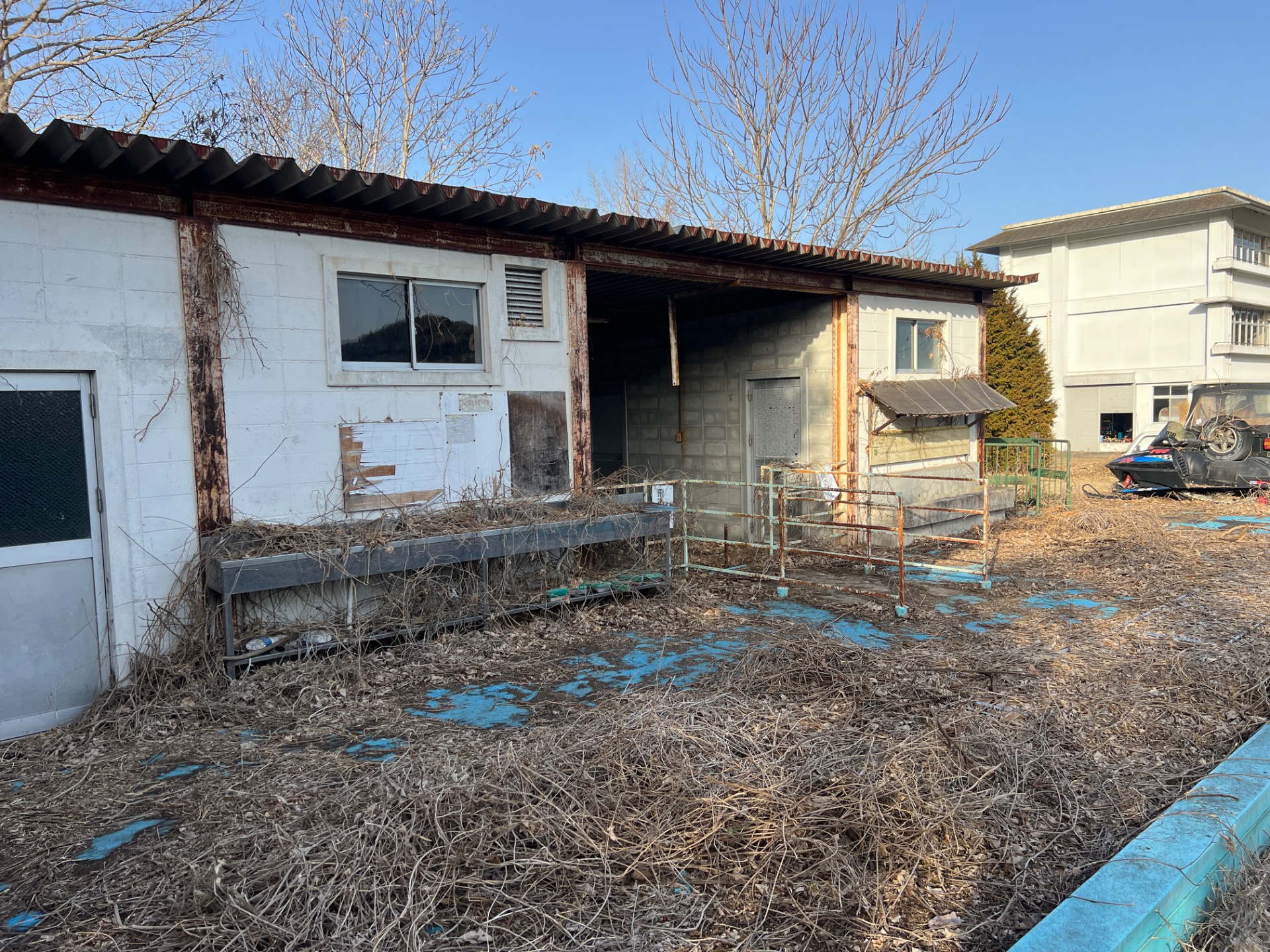 腐り果てたプールサイドの更衣室